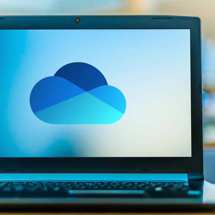  Onedrive Cloud logo on laptop
